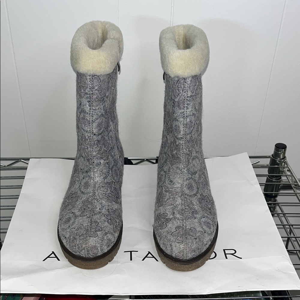 Cozy Floral Winter Boots with Cream Trim - Picture 6 of 10